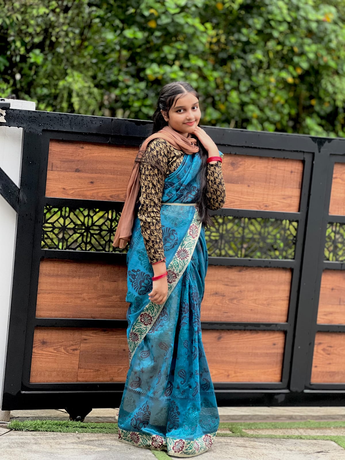Ninus draped in a blue silk saree